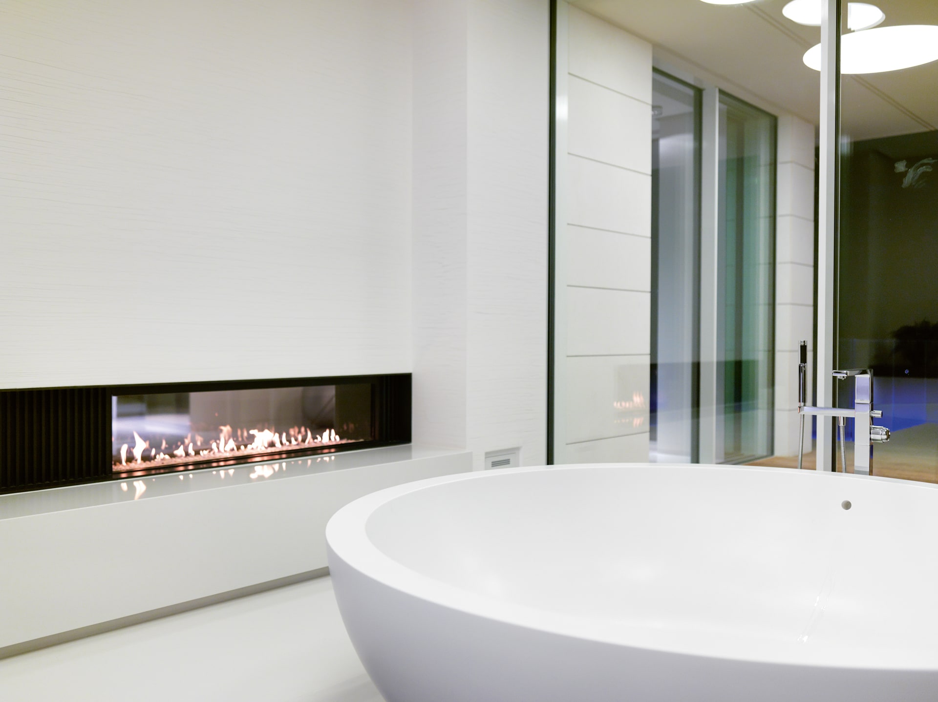 Chameleon bathtub and fireplace